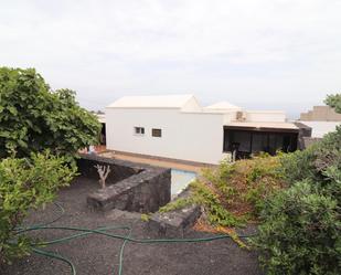 Vista exterior de Casa o xalet en venda en Tinajo amb Aire condicionat, Jardí privat i Terrassa