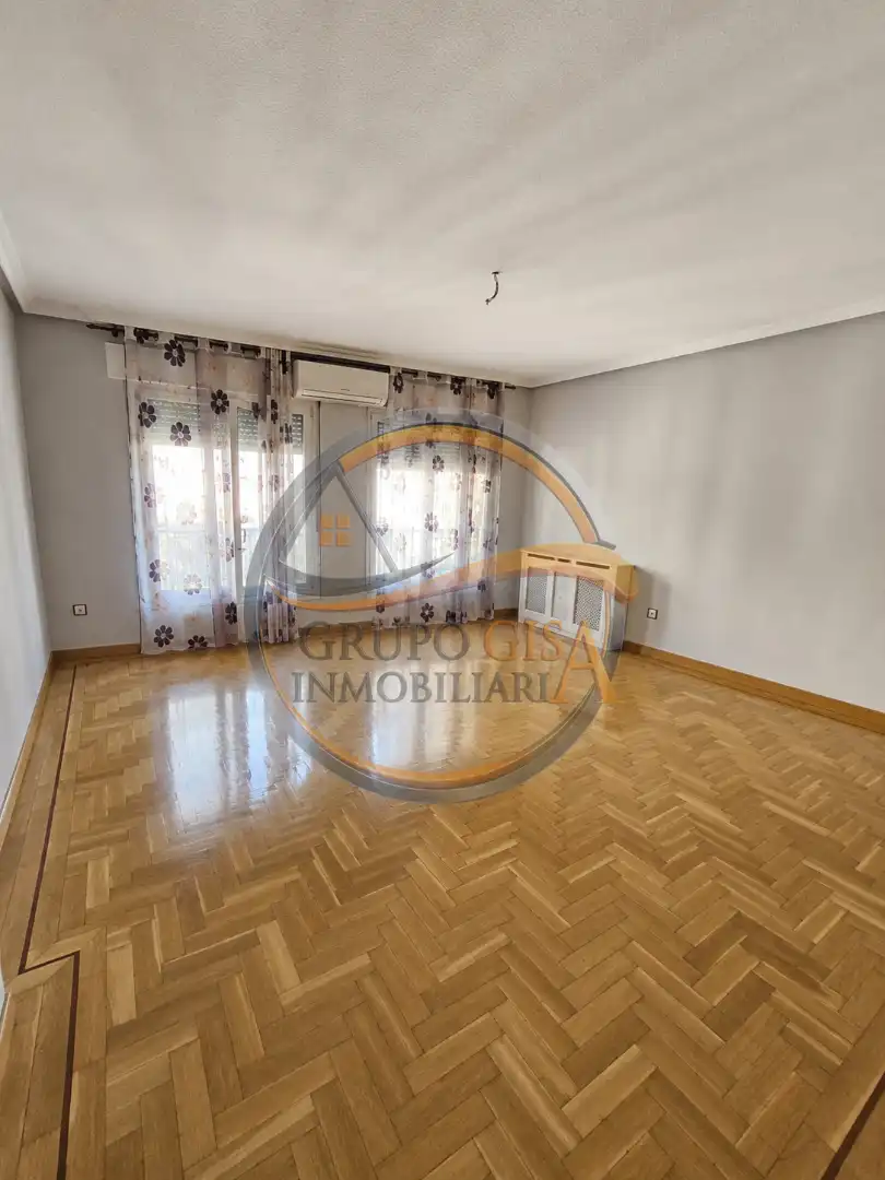 Sala d'estar de Pis en venda en Navalcarnero amb Aire condicionat, Calefacció i Parquet