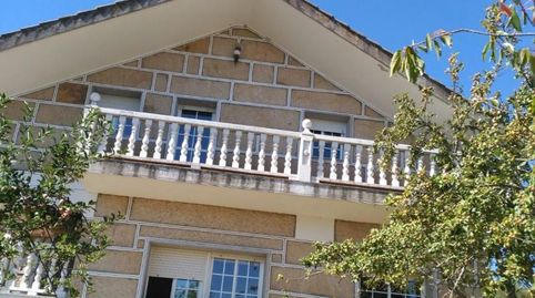A 10 km. de Verín, en el concello de Monterrei, se encuentra este chalet en piedra construido en el año 1996 sobre una parcela de