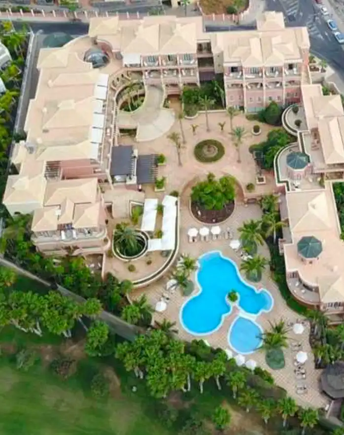 Piscina de Edificio en venta en Arona