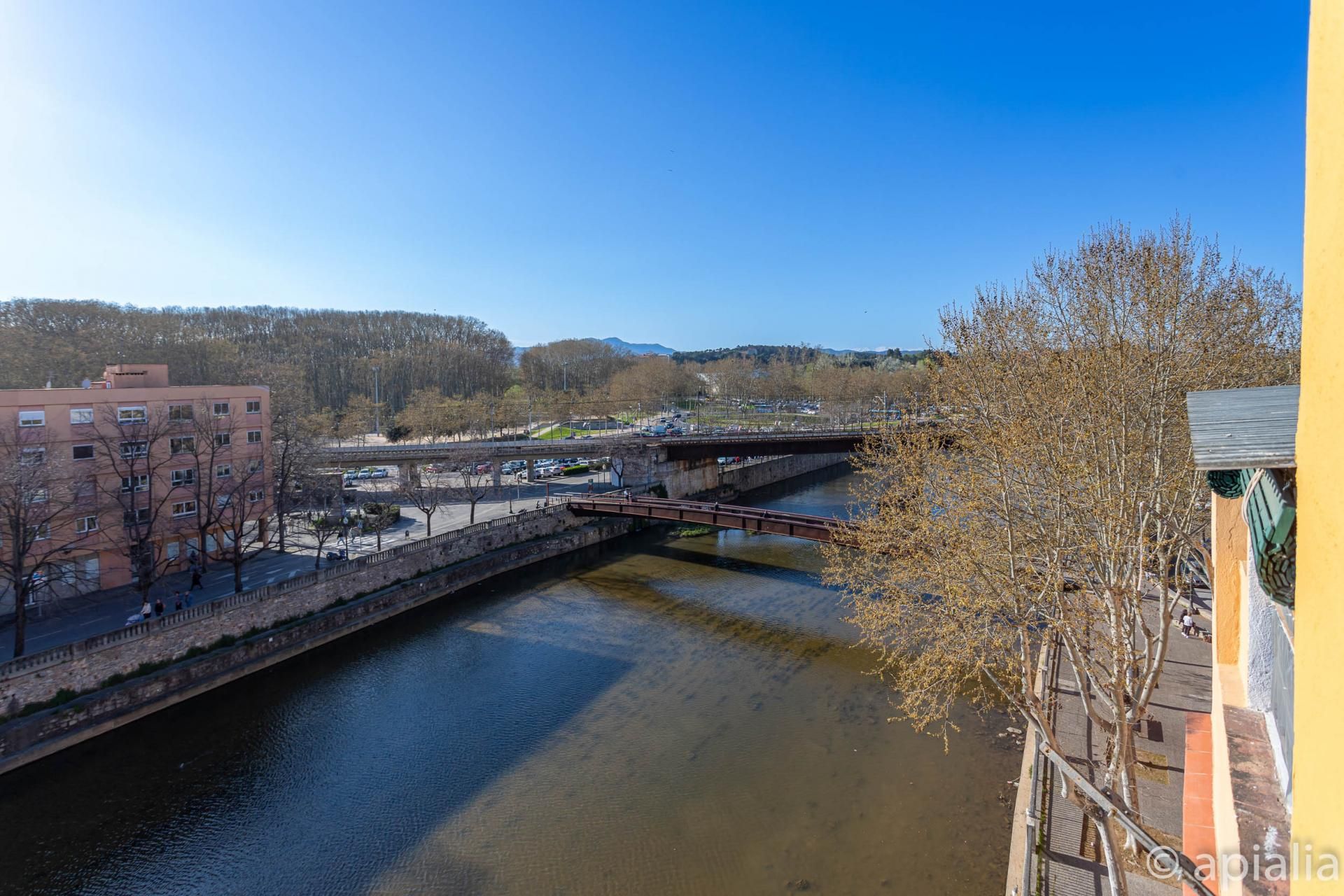 Vista exterior de Pis en venda en Girona Capital amb Calefacció