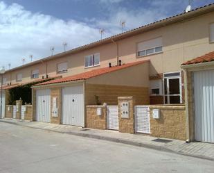 Vista exterior de Casa adosada en venda en Peleas de Abajo amb Calefacció i Terrassa