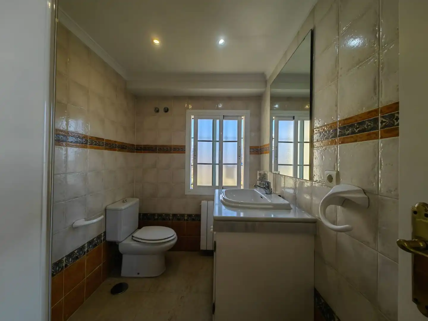 Bany de Casa o xalet en venda en Estepona amb Aire condicionat, Jardí privat i Terrassa