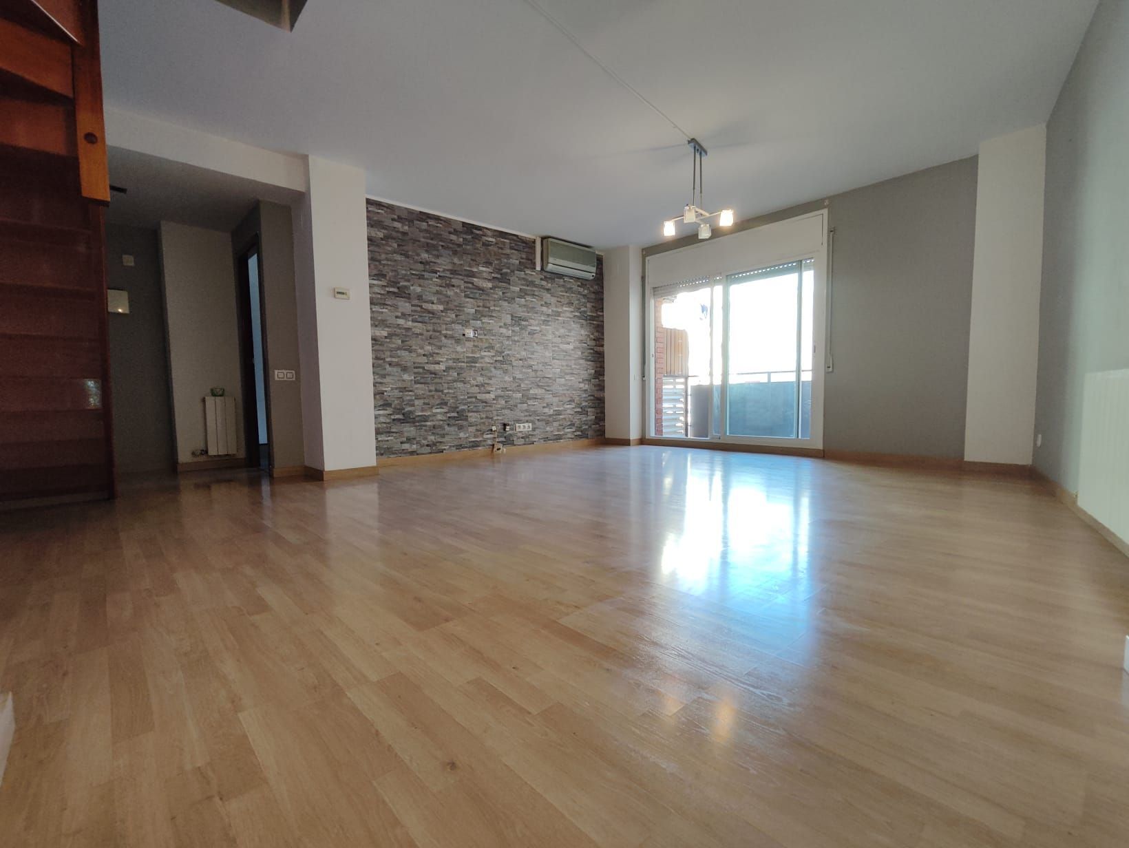 Sala de estar de Dúplex en venta en Montmeló con Aire acondicionado, Calefacción y Parquet