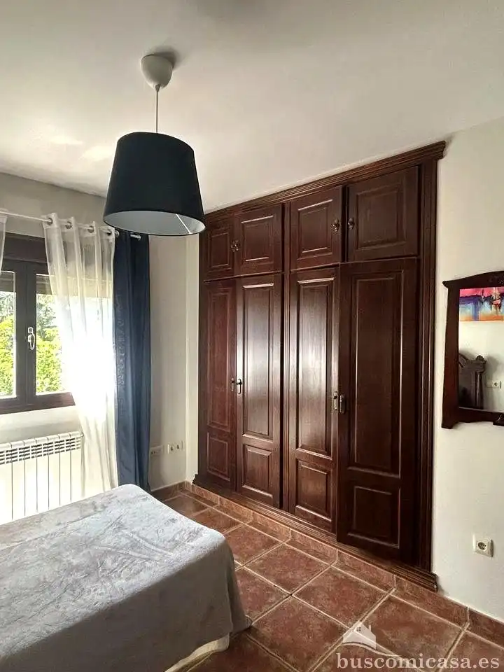 Dormitori de Casa adosada en venda en Linares amb Aire condicionat, Jardí privat i Terrassa