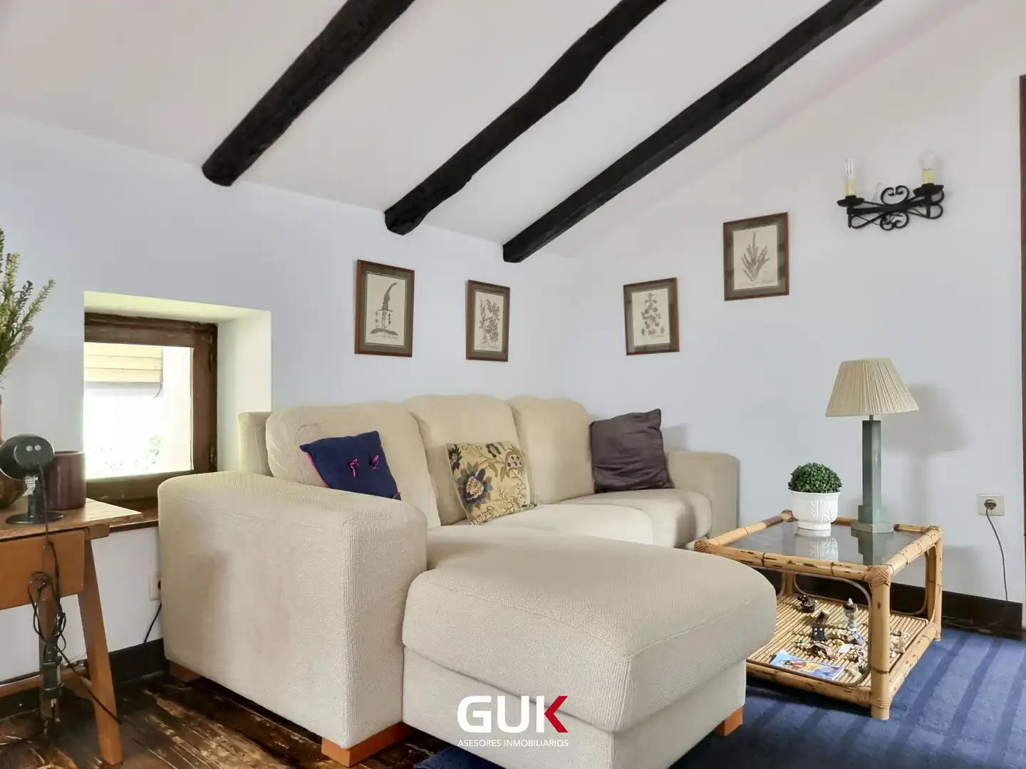 Sala d'estar de Casa o xalet en venda en Irun  amb Calefacció, Jardí privat i Terrassa