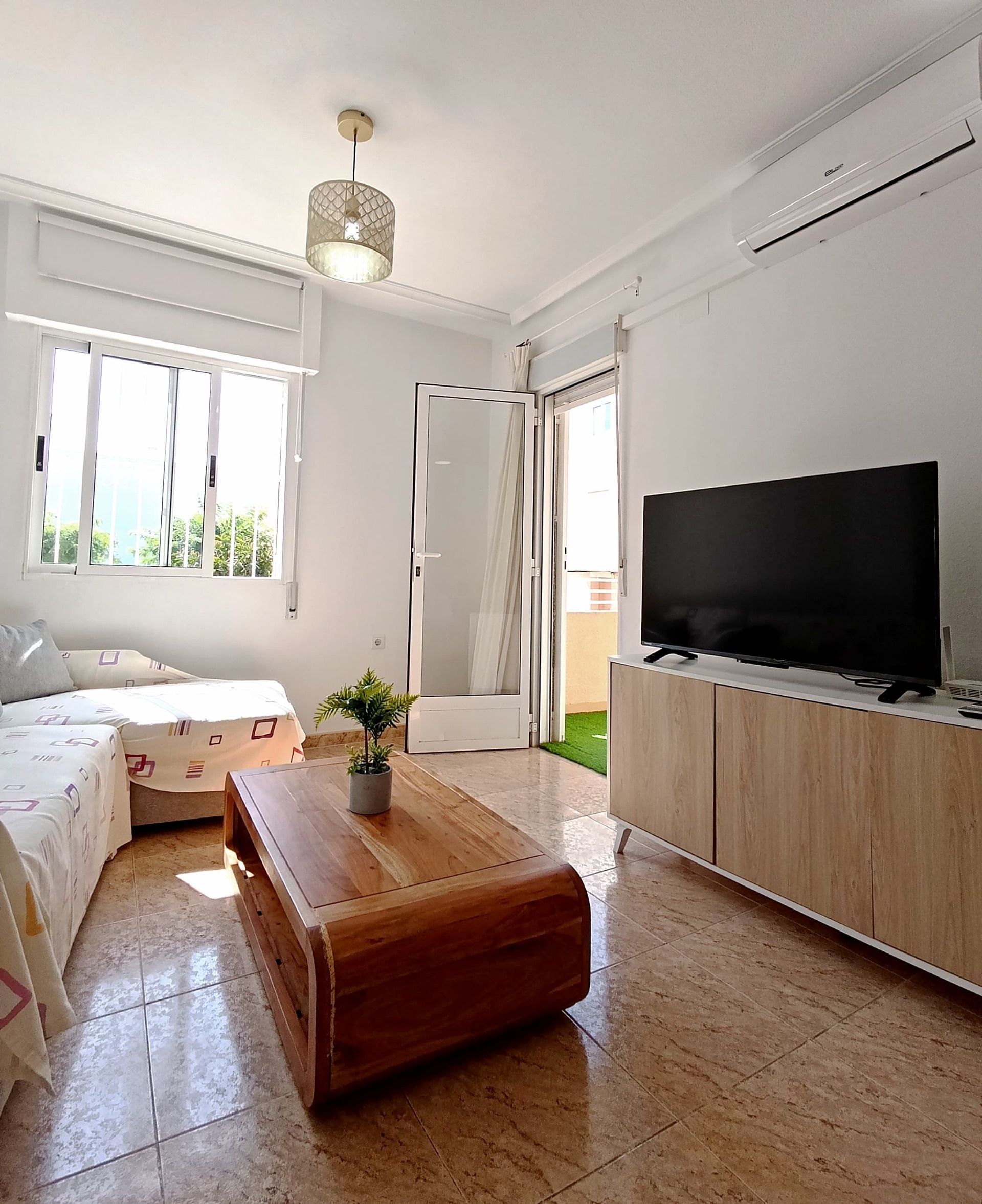 Sala d'estar de Pis de lloguer en Torrevieja amb Aire condicionat, Calefacció i Terrassa