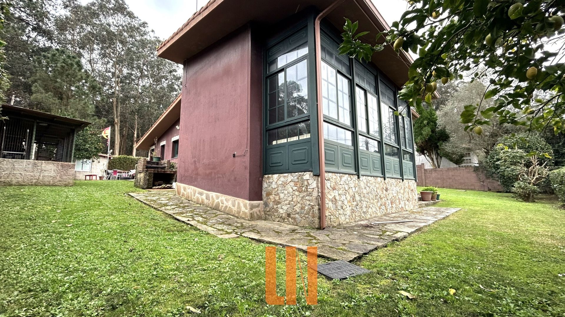 Vista exterior de Casa o xalet en venda en Oleiros amb Calefacció, Jardí privat i Parquet