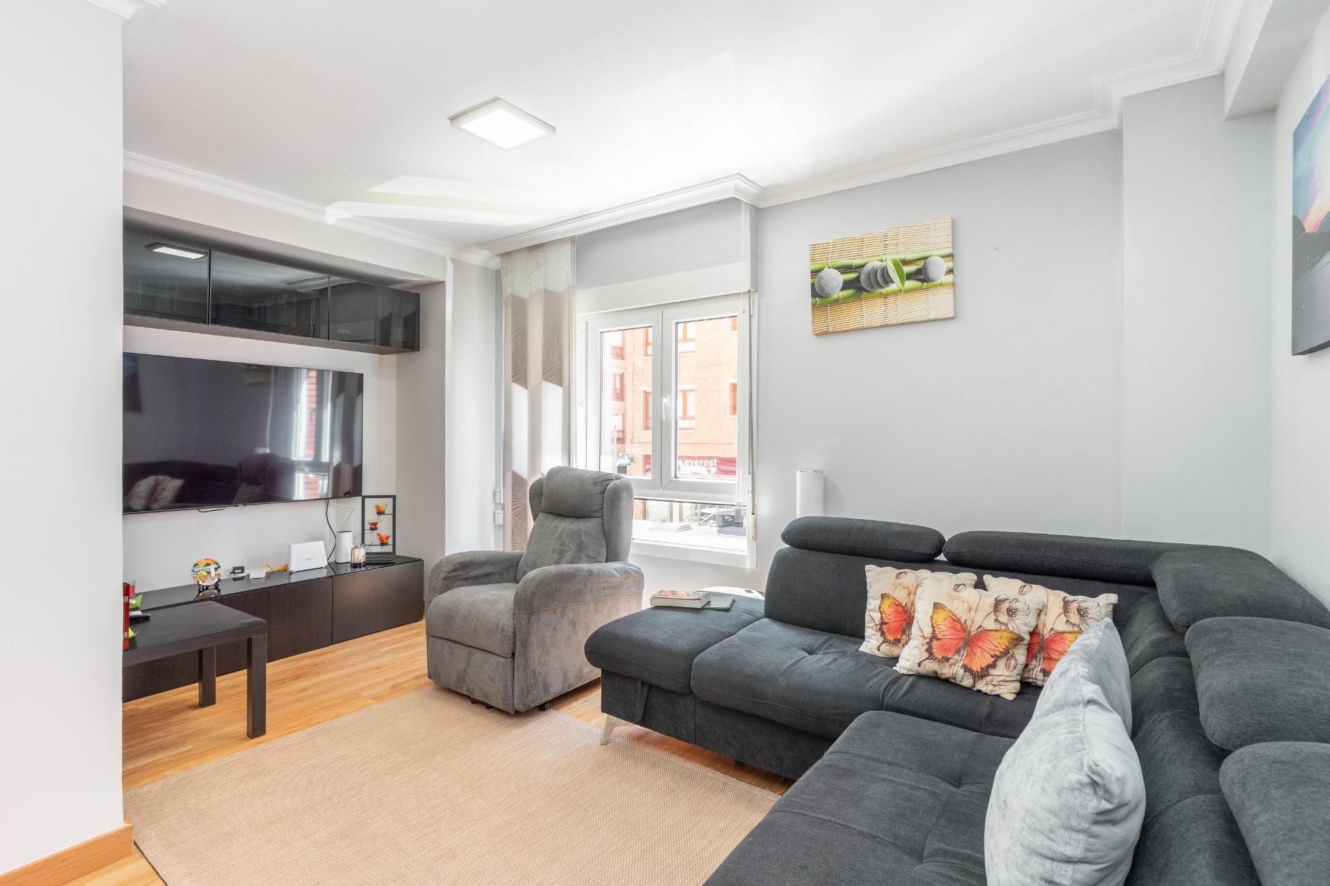 Sala d'estar de Apartament en venda en Gijón  amb Calefacció