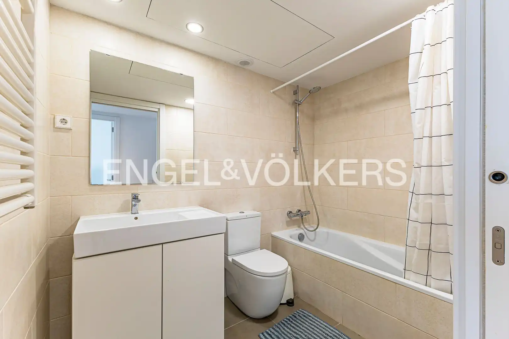 Bathroom of Flat for sale in Barcelona  with Air Conditioner, Heating and Terrace