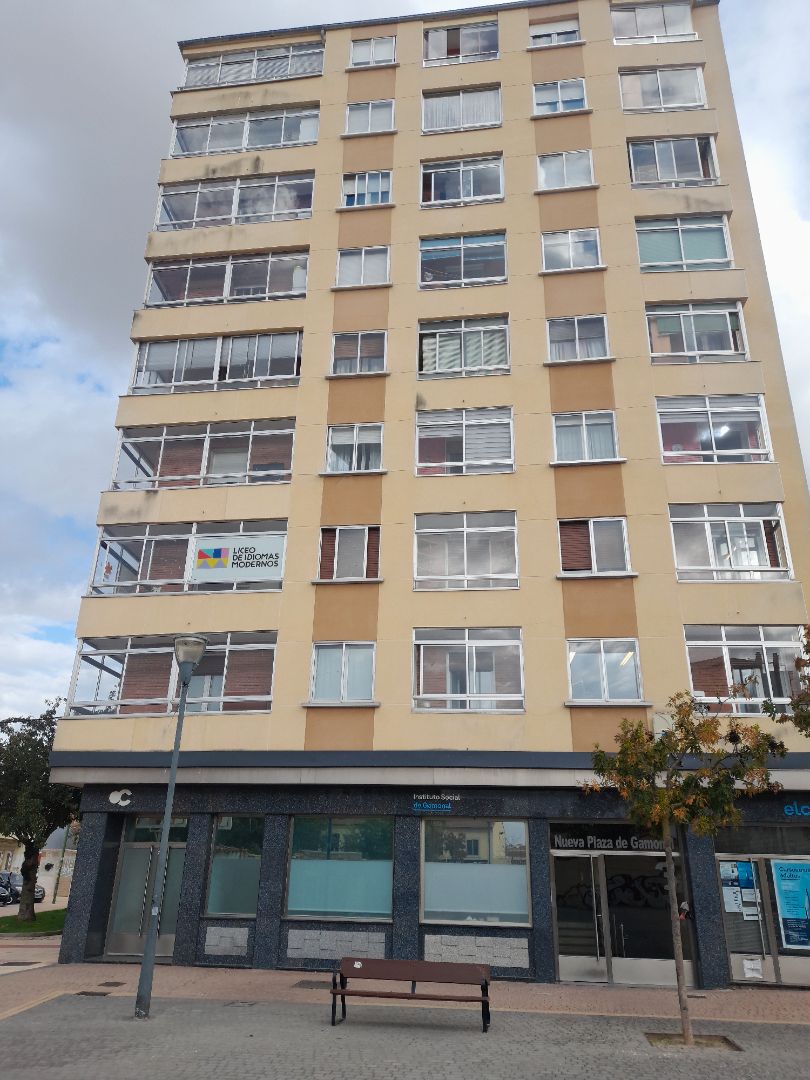 Vista exterior de Pis en venda en Burgos Capital amb Calefacció, Parquet i Terrassa