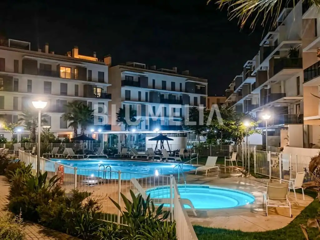 Piscina de Apartament en venda en Dénia amb Aire condicionat, Calefacció i Jardí privat