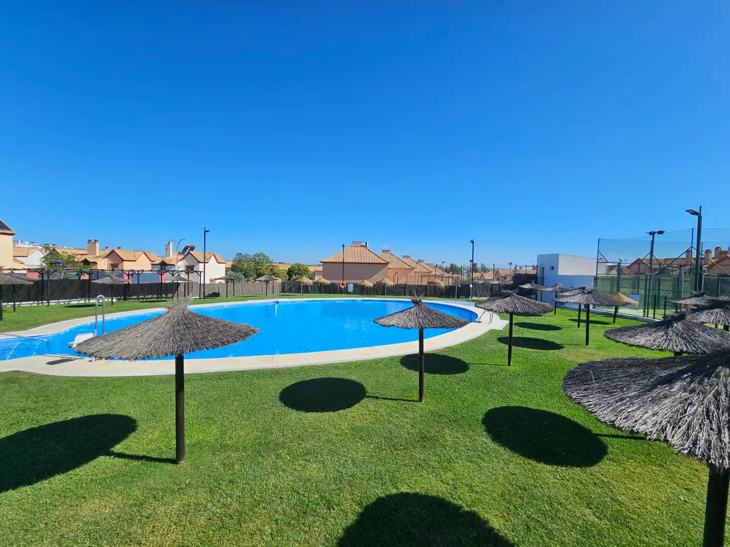 Piscina de Casa adosada en venda en Espartinas amb Aire condicionat, Calefacció i Jardí privat