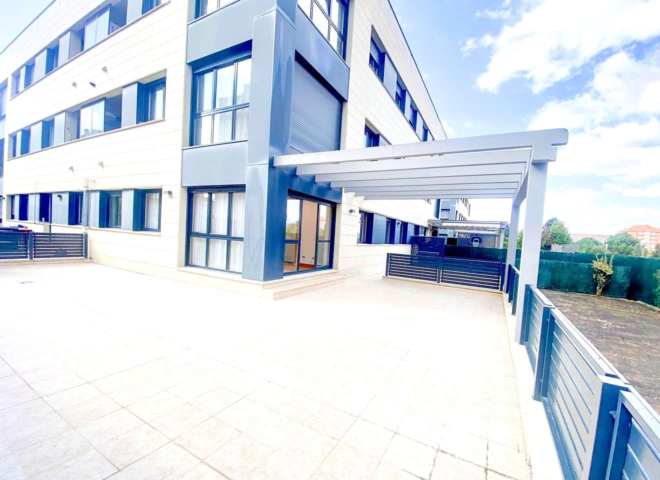 Vista exterior de Planta baja en venta en  Logroño con Aire acondicionado, Calefacción y Jardín privado