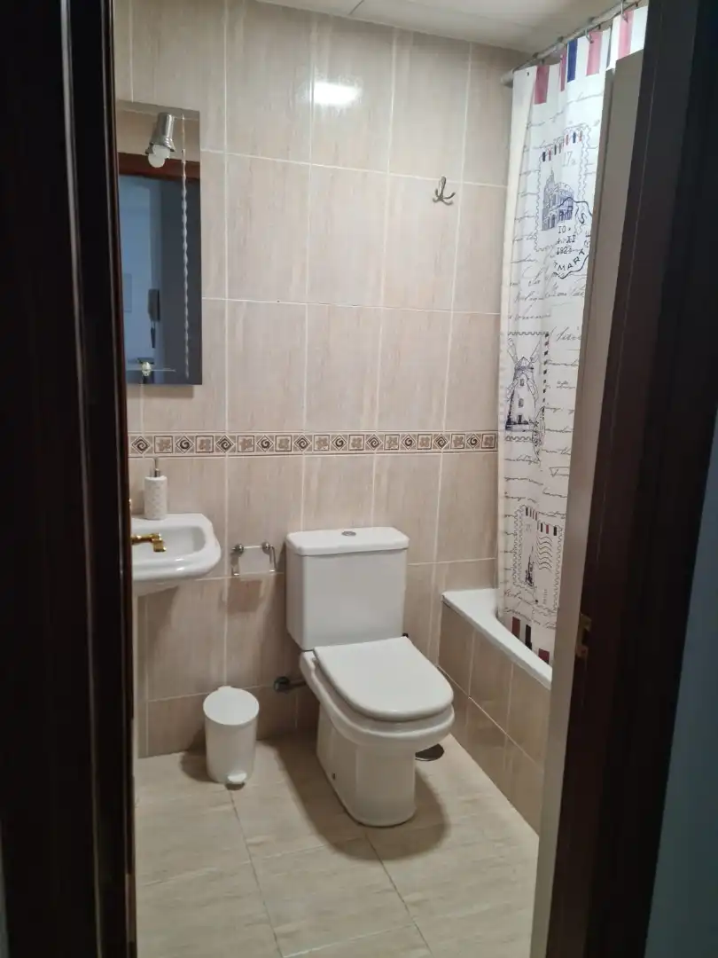 Bany de Apartament de lloguer en Écija amb Aire condicionat, Calefacció i Moblat