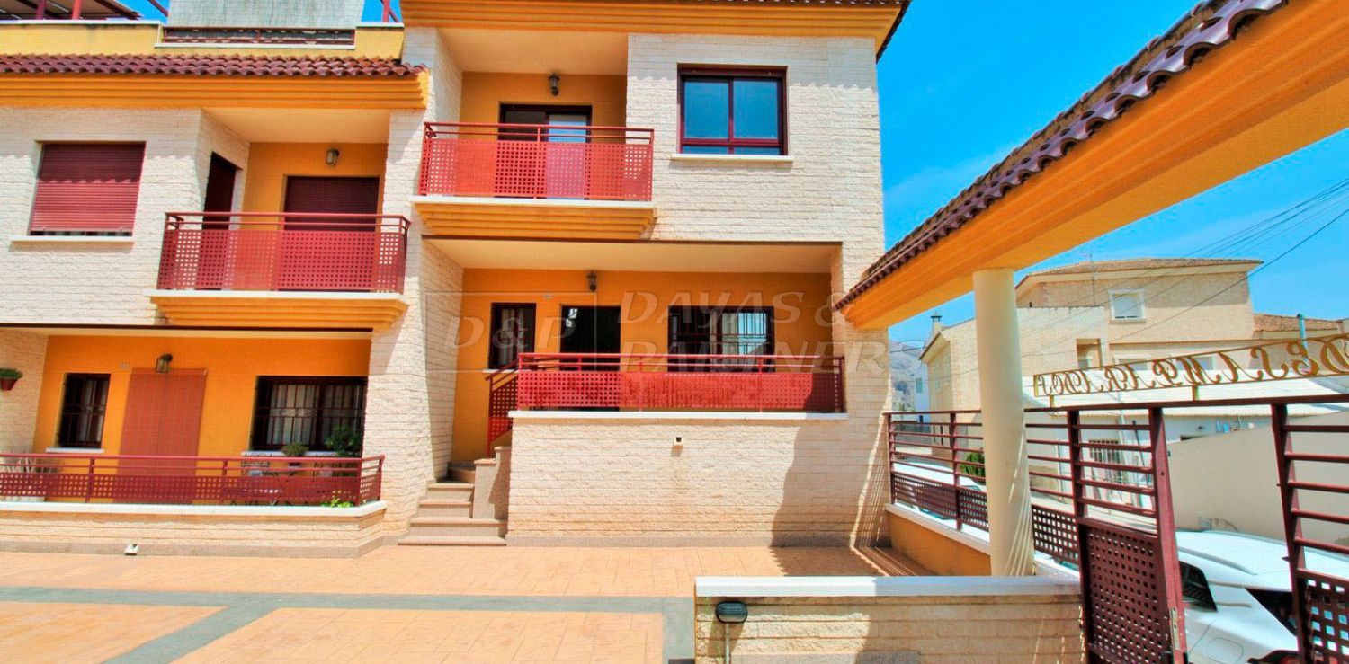 Vista exterior de Casa adosada en venda en Orihuela amb Terrassa