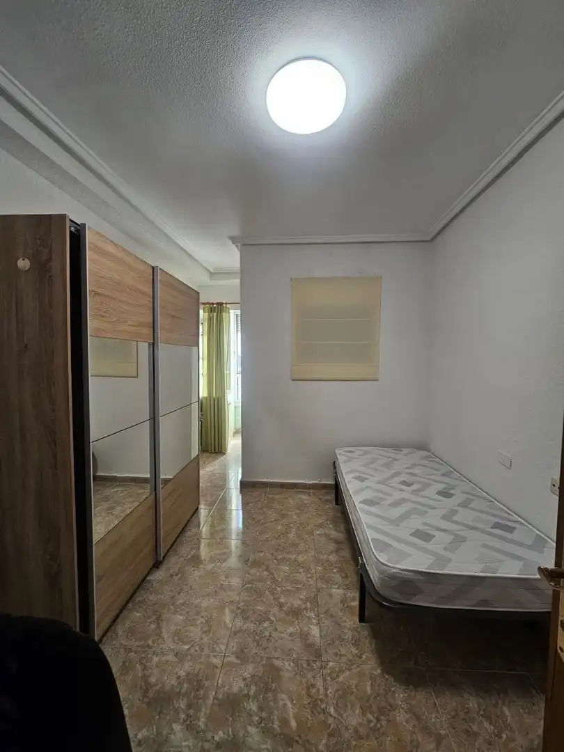 Dormitori de Apartament de lloguer en Torrevieja amb Aire condicionat, Calefacció i Terrassa