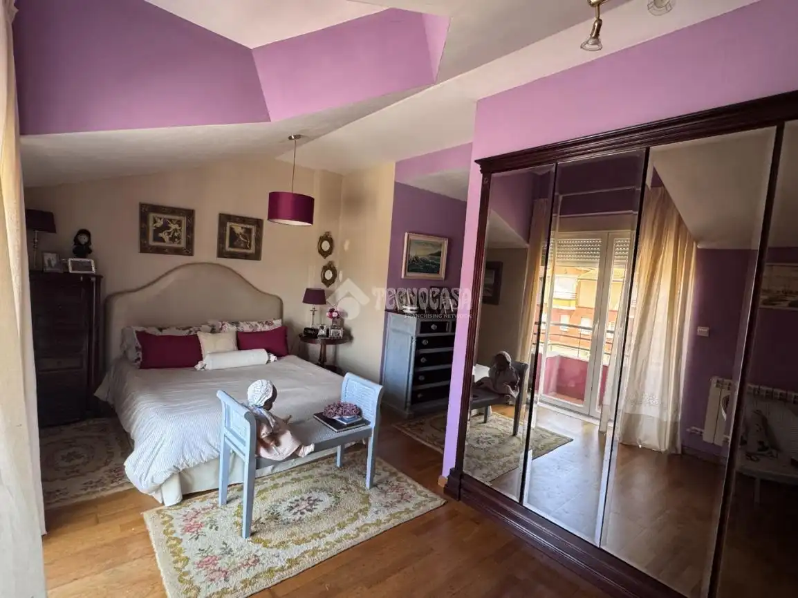 Habitación de Casa adosada en venta en Valdefresno con Calefacción, Parquet y Piscina comunitaria