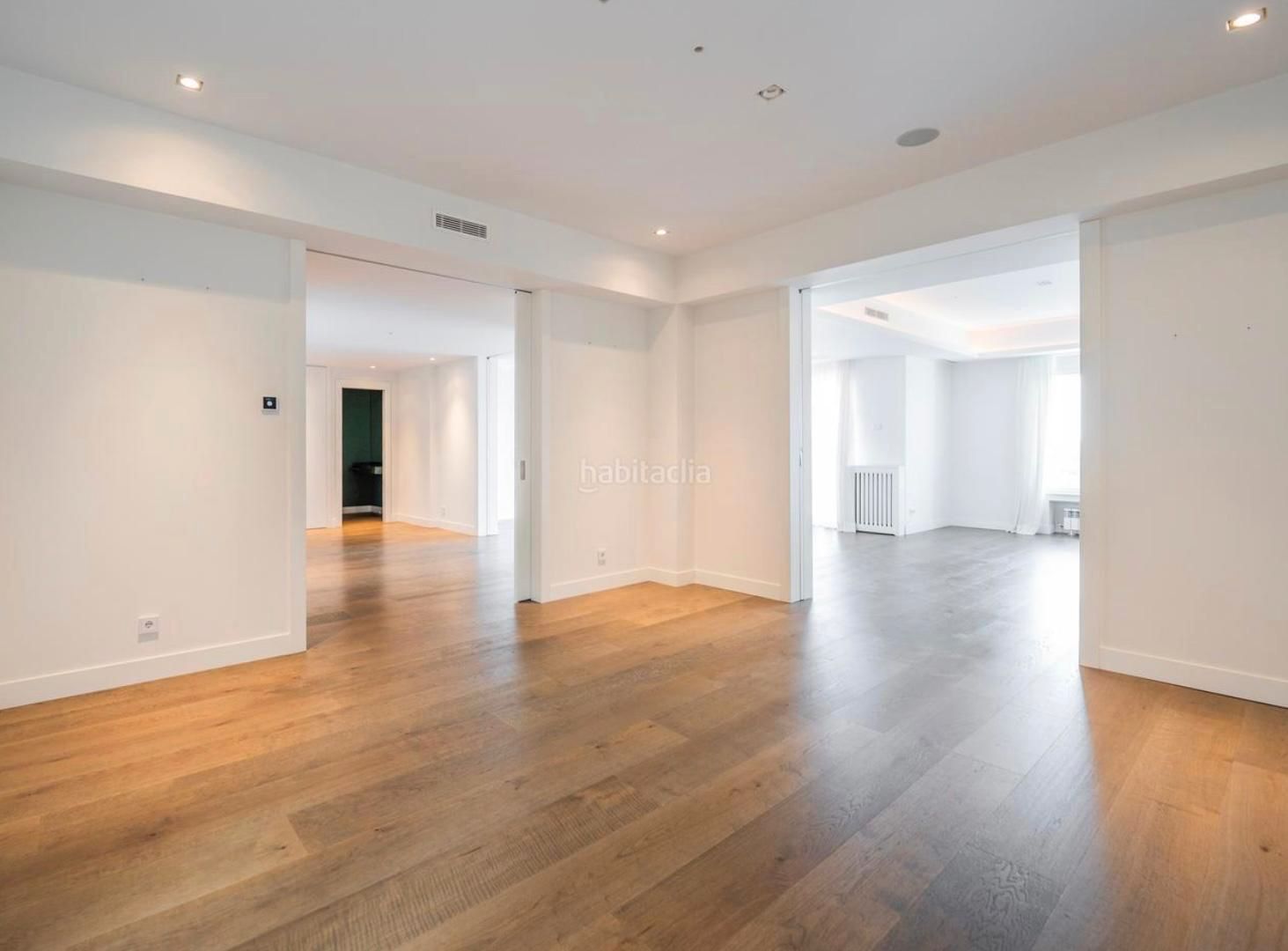 Exterior view of Flat for sale in  Barcelona Capital  with Terrace and Community pool