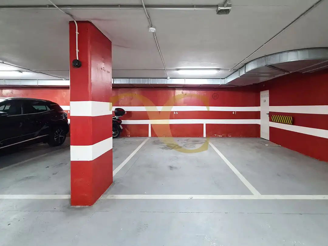 Parking de Piso en venta en Oviedo  con Calefacción, Terraza y Trastero