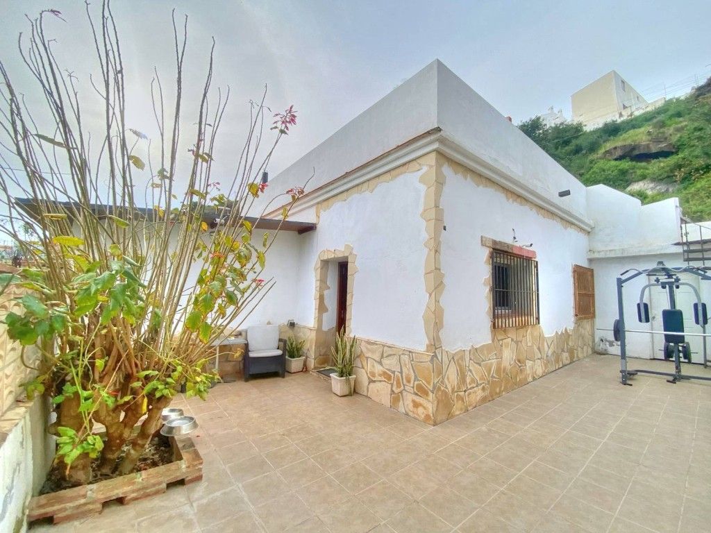 Vista exterior de Casa o xalet en venda en Vélez-Málaga amb Jardí privat, Terrassa i Traster