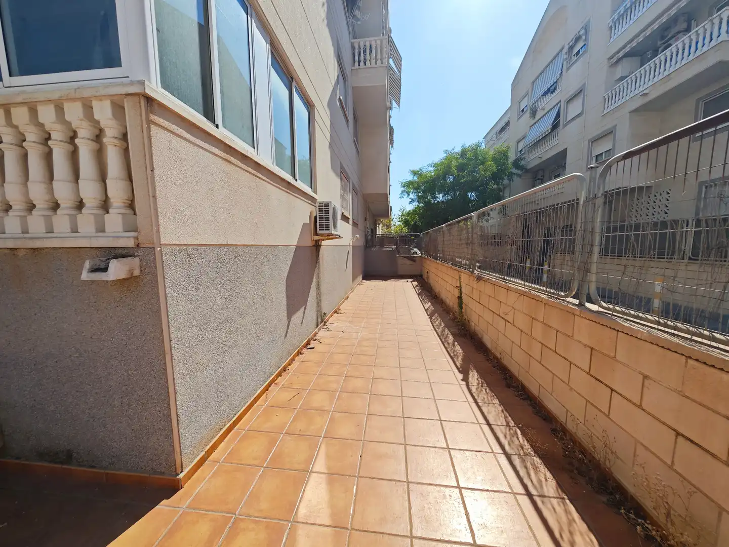 Außenansicht von Wohnung zum Verkauf in Mutxamel mit Privatgarten, Parkett und Terrasse