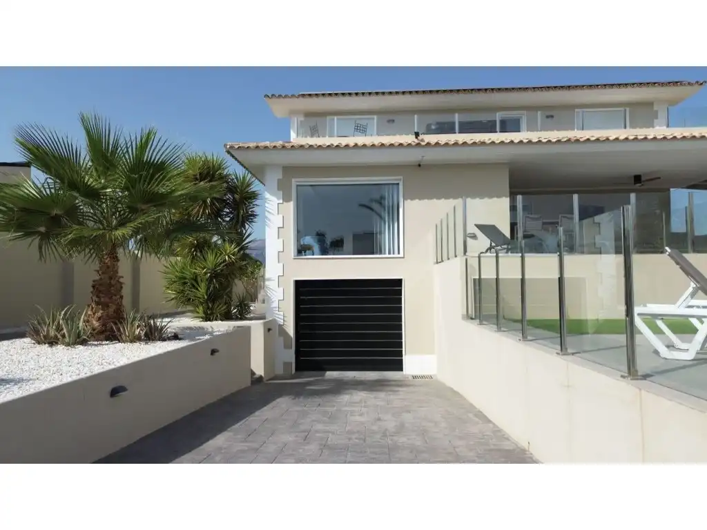 Vista exterior de Casa o xalet en venda en L'Alfàs del Pi amb Aire condicionat, Terrassa i Piscina