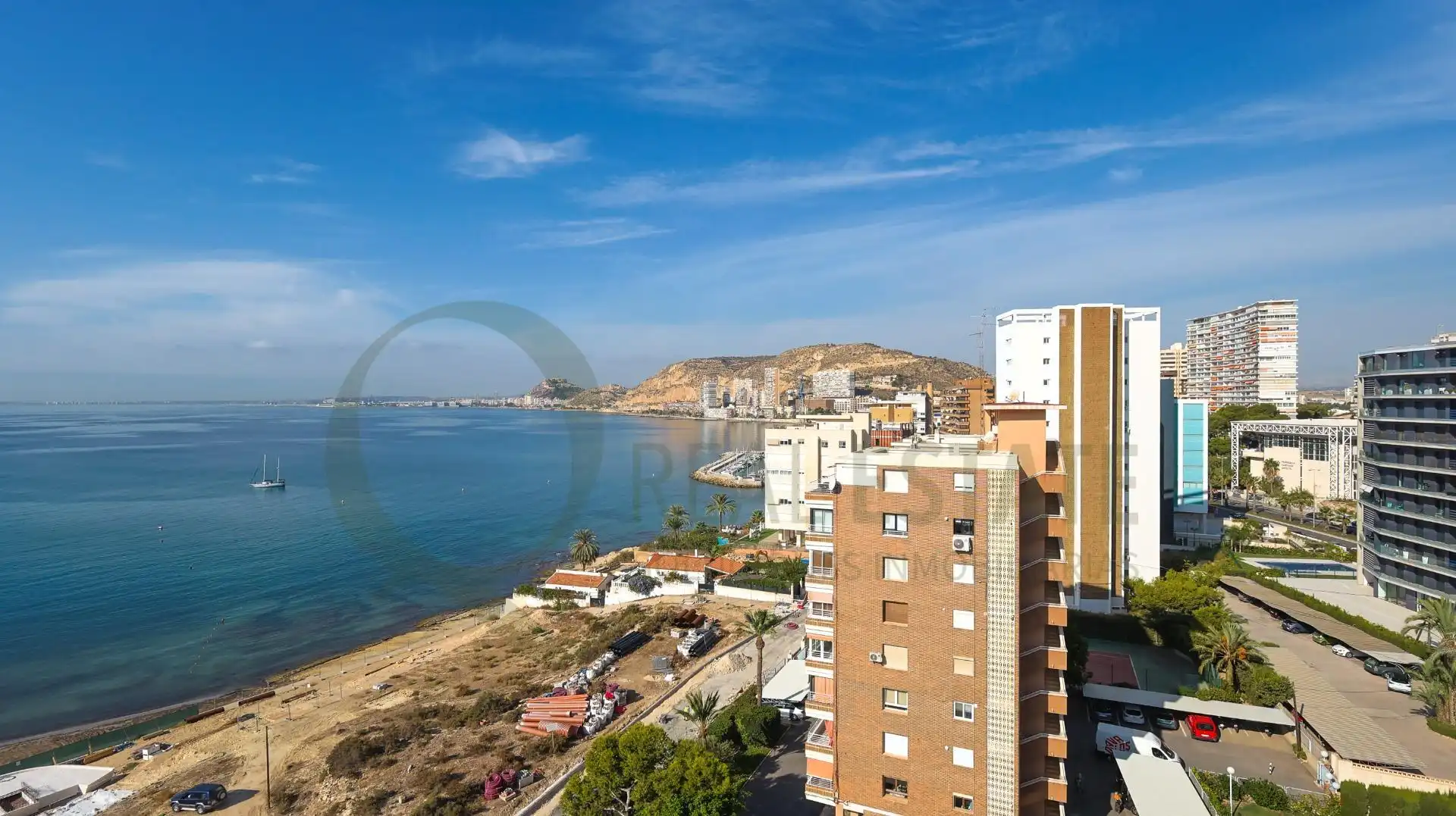 Außenansicht von Dachboden zur Miete in Alicante / Alacant mit Klimaanlage, Privatgarten und Terrasse