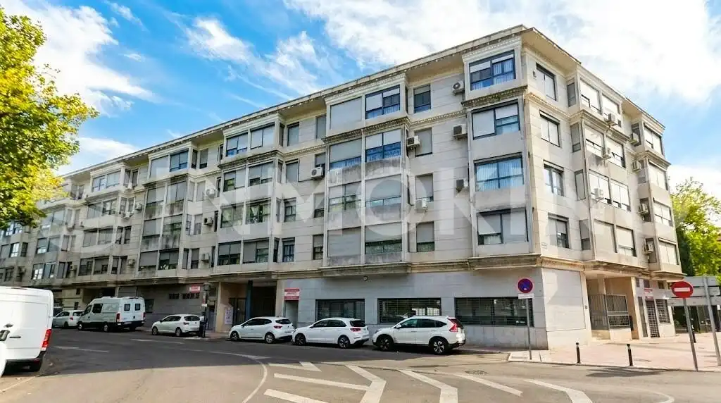 Vista exterior de Local de lloguer en Valencia amb Aire condicionat i Internet