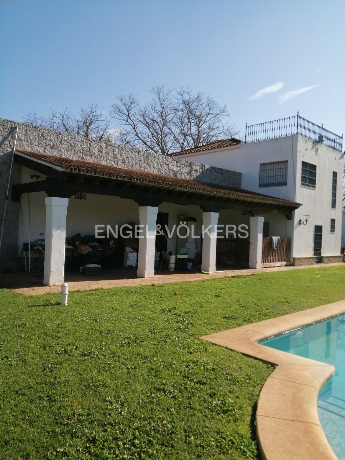 Vista exterior de Casa o xalet en venda en Jerez de la Frontera amb Aire condicionat, Calefacció i Jardí privat