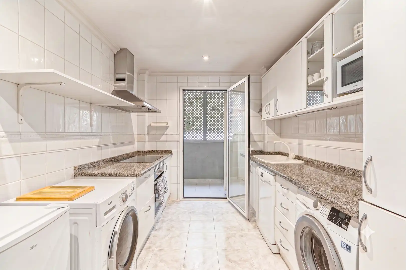 Cuina de Planta baixa en venda en Marbella amb Aire condicionat, Terrassa i Traster