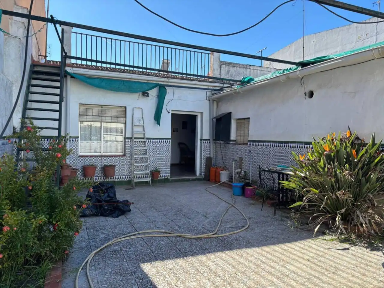 Vista exterior de Casa o xalet en venda en San Bartolomé de la Torre amb Terrassa