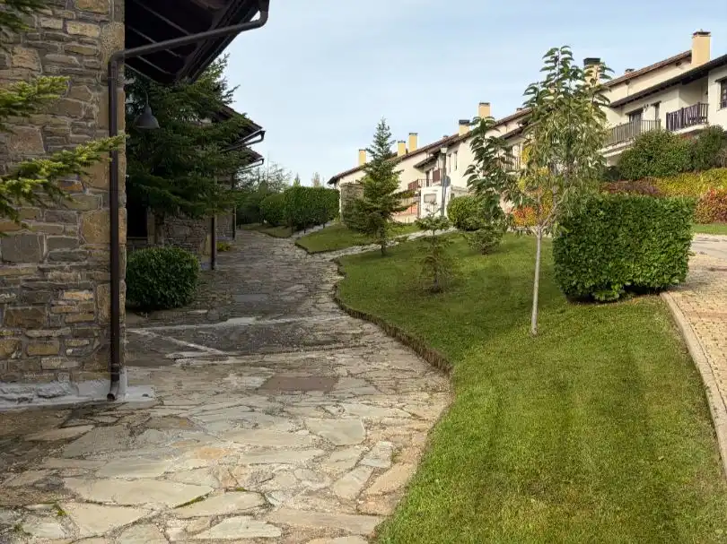 Vista exterior de Dúplex en venda en Jaca amb Aire condicionat, Terrassa i Piscina
