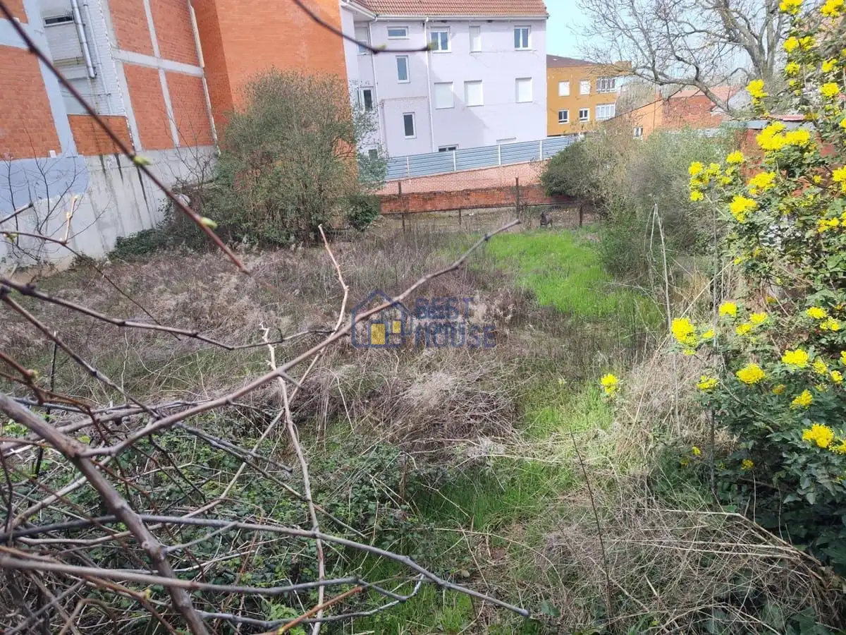 Casa o xalet en venda en León Capital  amb Calefacció, Jardí privat i Parquet