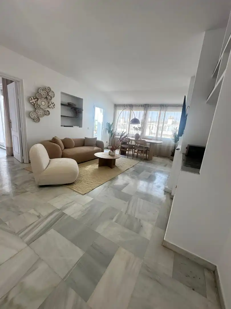 Sala d'estar de Casa adosada en venda en Marbella amb Aire condicionat, Terrassa i Moblat