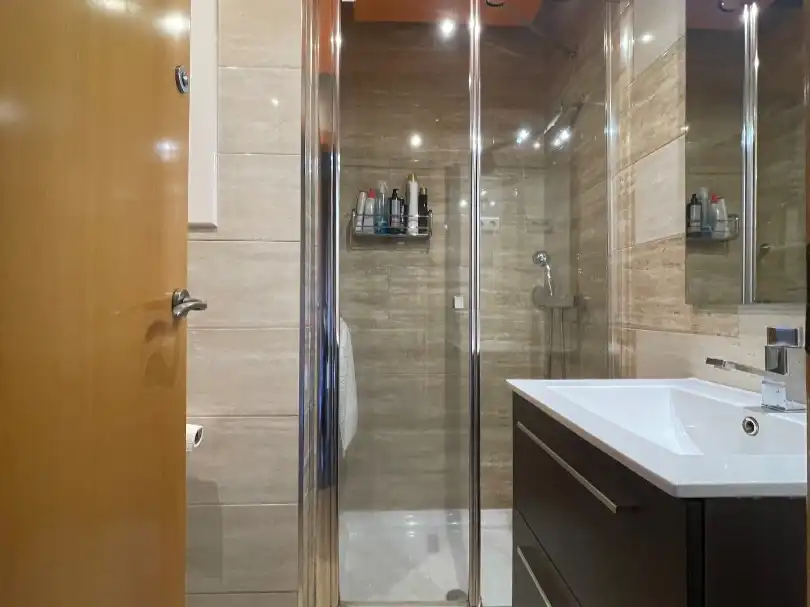Badezimmer von Wohnung zum Verkauf in Castelldefels mit Klimaanlage und Balkon