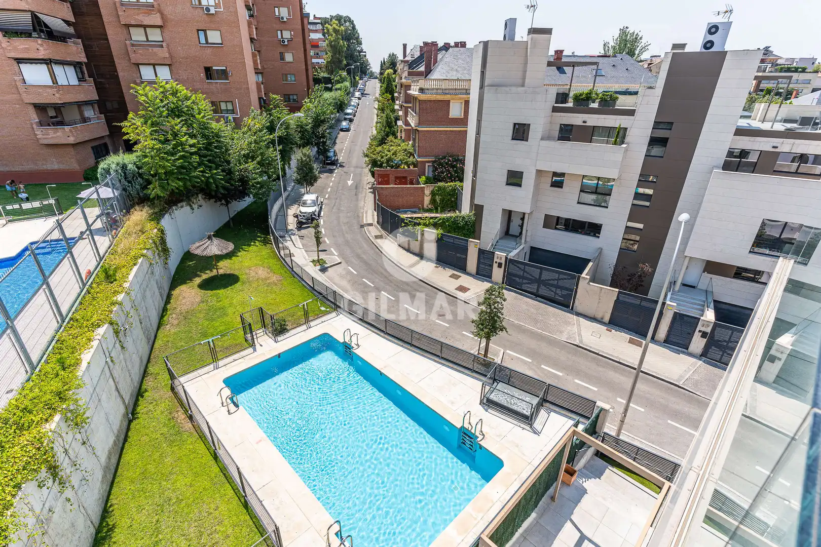 Schwimmbecken von Einfamilien-Reihenhaus zum Verkauf in Madrid mit Heizung, Privatgarten und Schwimmbad