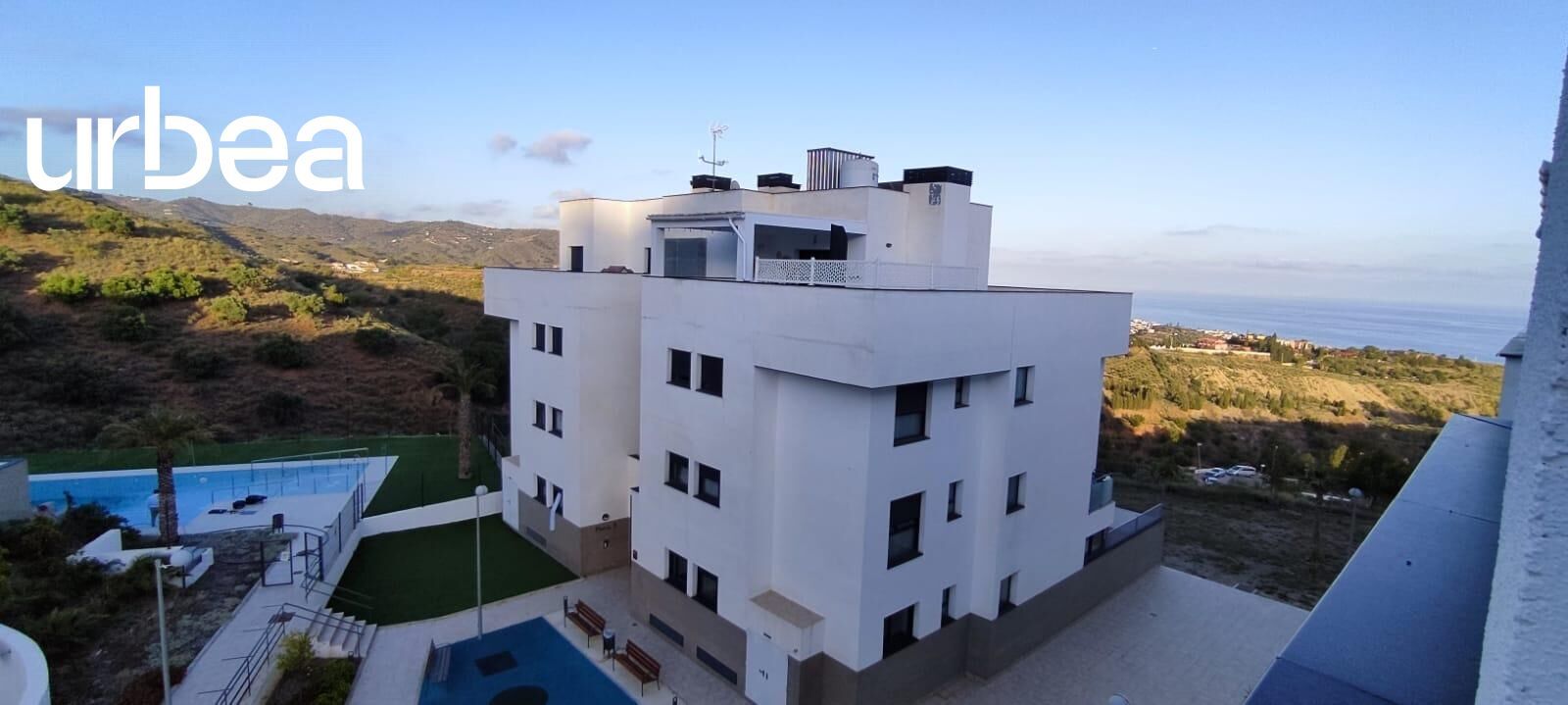 Vista exterior de Àtic en venda en Rincón de la Victoria amb Calefacció, Jardí privat i Terrassa