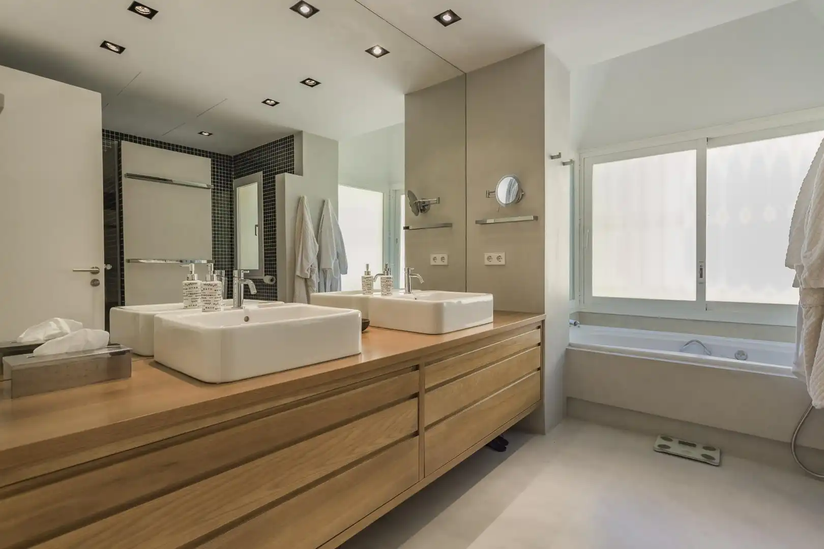 Badezimmer von Erdgeschoss zur Miete in Marbella mit Klimaanlage, Heizung und Terrasse