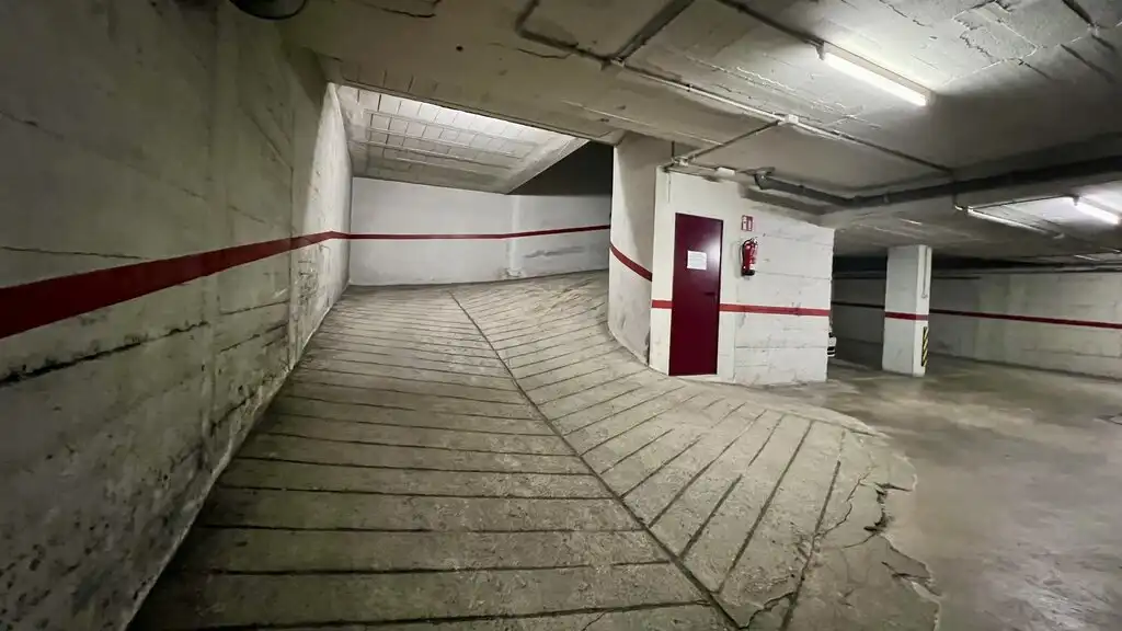 Parkplatz von Garage zum Verkauf in Figueres