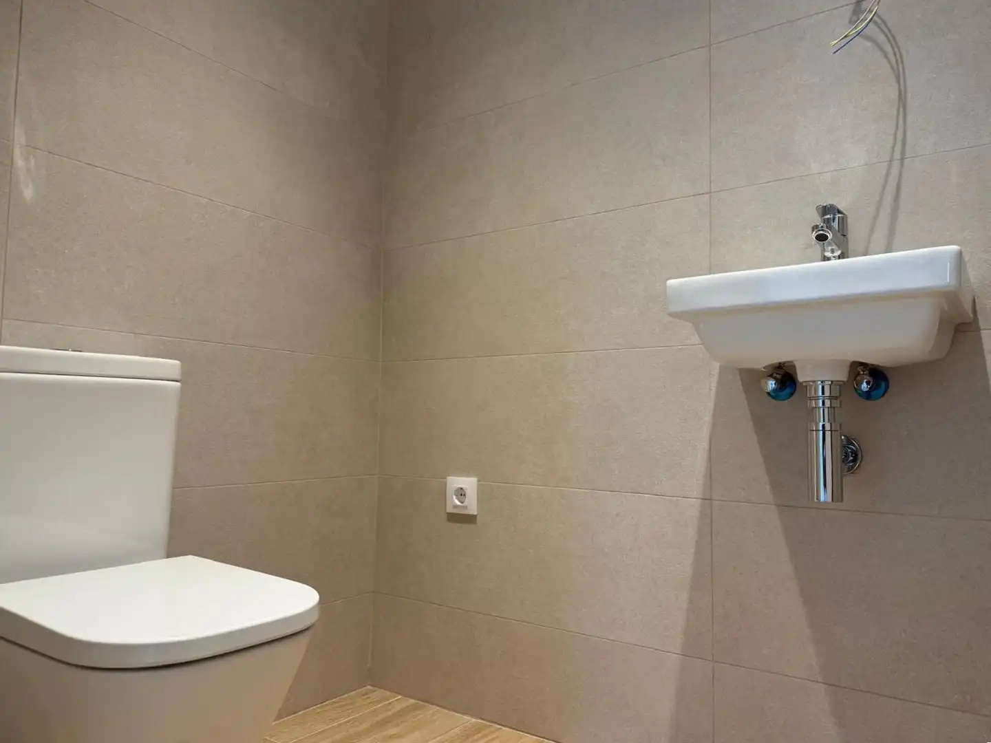 Bathroom of Flat for rent in Girona  with Storage room, Balcony and Community pool