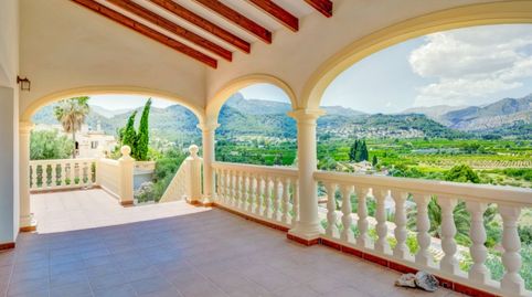 Villa moderna de lujo con vistas panorámicas al valle, piscina privada y 5 dormitorios en Orba