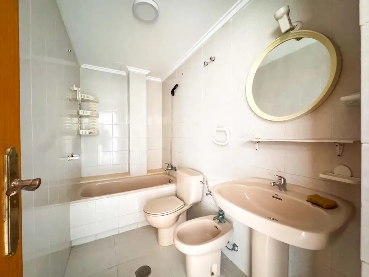 Baño de Ático en venta en Torrevieja con Calefacción, Terraza y Balcón