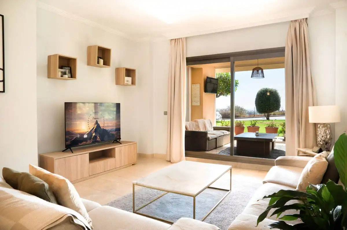 Sala d'estar de Planta baixa en venda en Benahavís amb Aire condicionat, Jardí privat i Terrassa