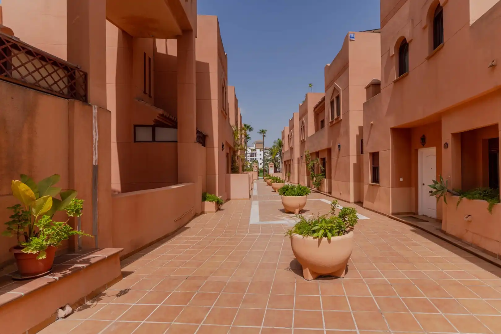 Vista exterior de Casa o xalet en venda en Motril amb Aire condicionat, Calefacció i Jardí privat