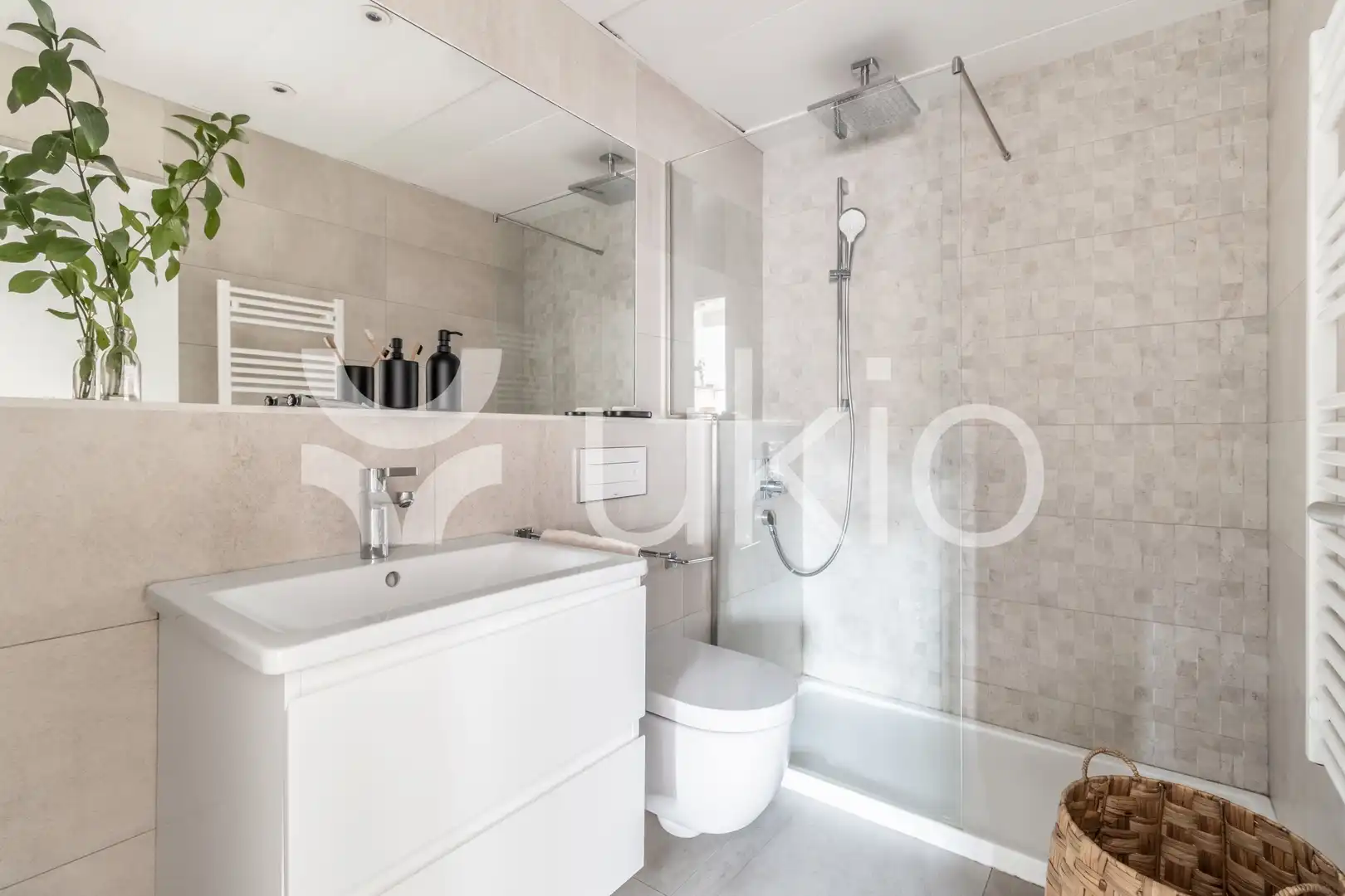 Bathroom of Apartments for rent in Madrid  with Air Conditioner, Heating and Furnished