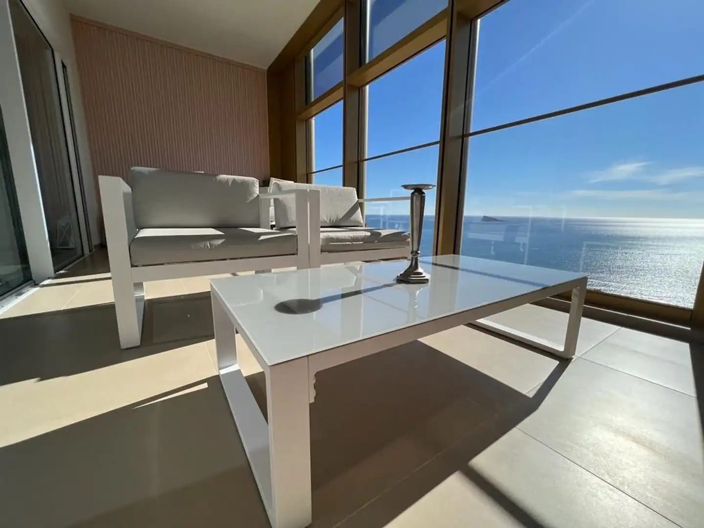 Sala d'estar de Casa o xalet de lloguer en Benidorm amb Aire condicionat, Jardí privat i Moblat