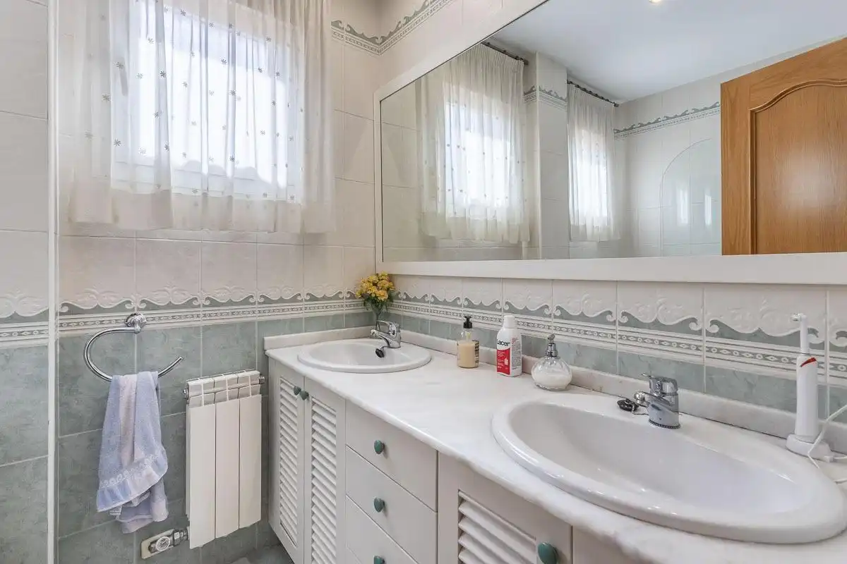 Baño de Casa adosada en venta en Granada con Calefacción, Jardín privado y Terraza