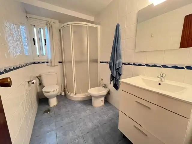 Badezimmer von Wohnung zur Miete in Sevilla mit Klimaanlage, Terrasse und Möbliert