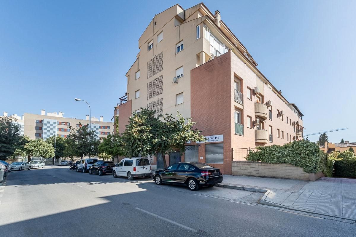 Vista exterior de Pis en venda en  Granada Capital amb Calefacció, Terrassa i Balcó